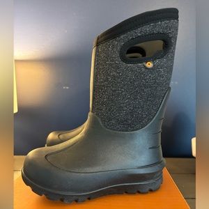 Excellent condition kids Bogg boots!